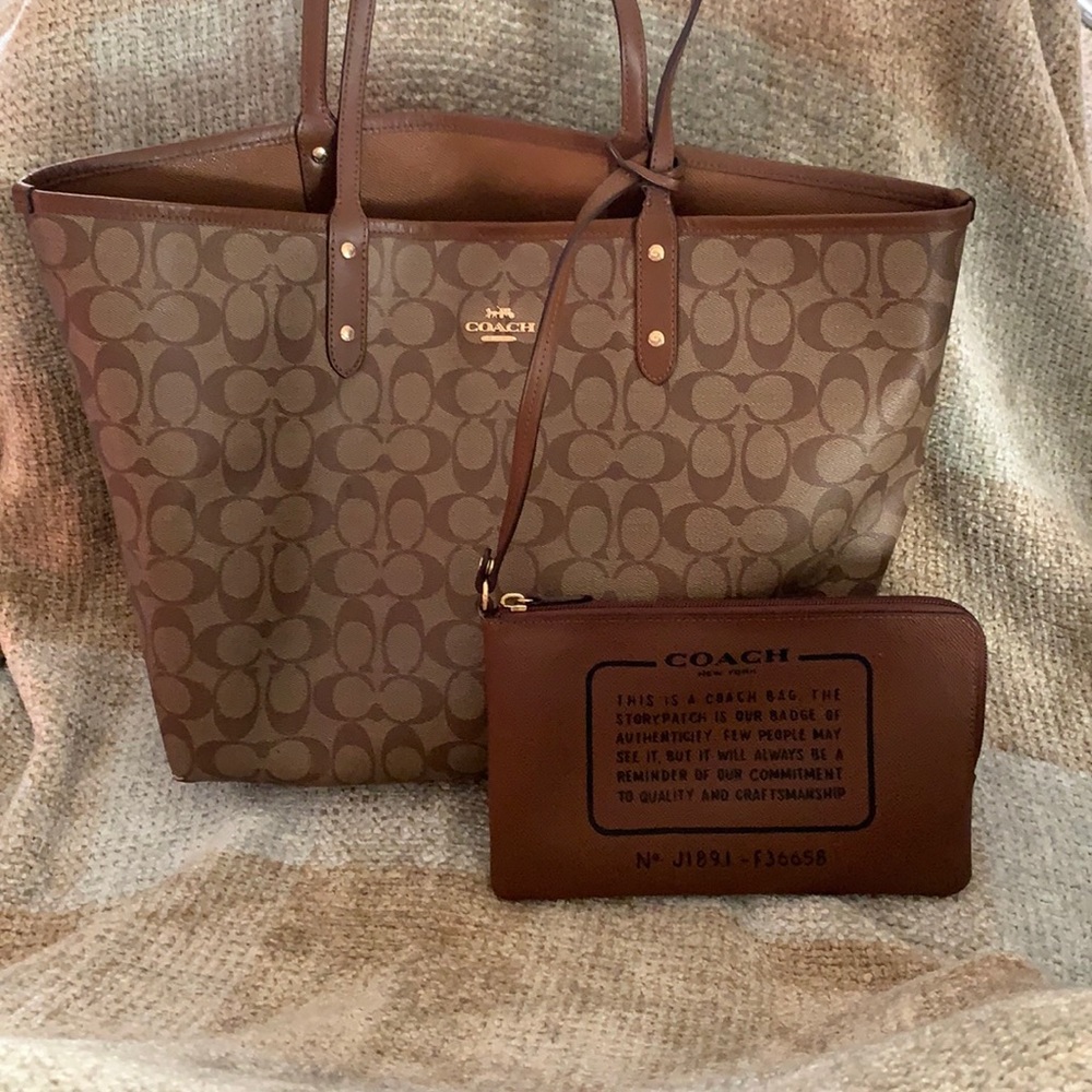 Coach Tote bag and wristlet ‼️PRICE IS FIRM‼️